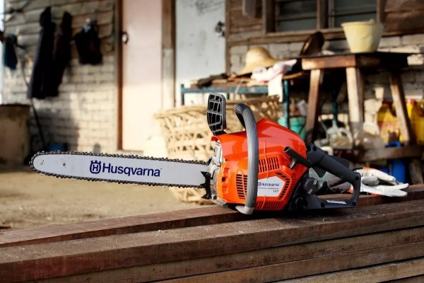 Motosierra A Nafta Husqvarna 135 Torq-x 41cc Con Espada 40cm - Imagen 3